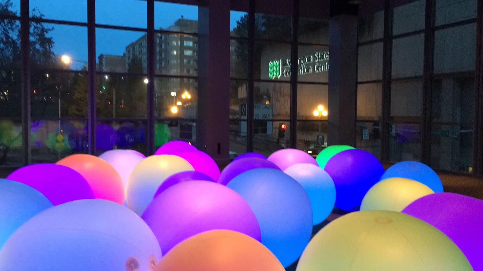 ลูกบอลพีวีซีสีสันสดใสแบบเป่าลม - Led Balloon Light บทวิจารณ์และราคา